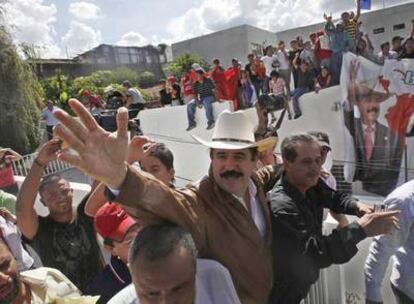 Manuel Zelaya saluda a sus seguidores en el recinto de la Embajada brasileña en Tegucigalpa.