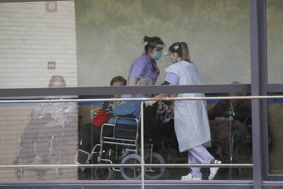 Treballadores i residents de la residència geriàtrica Laia, de Mataró, on l'UME va fer tasques de desinfecció. 