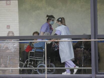 Treballadores i residents de la residència geriàtrica Laia, de Mataró, on l'UME va fer tasques de desinfecció. 