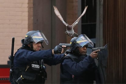 Dos policías durante el asalto al piso de Saint-Denis en el que se había refugiado una célula responsable del ataque de París.