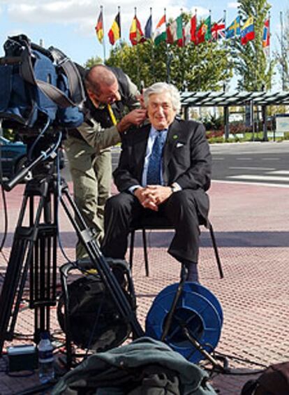 James Wolfensohn, preparándose para una entrevista, ayer en Madrid.