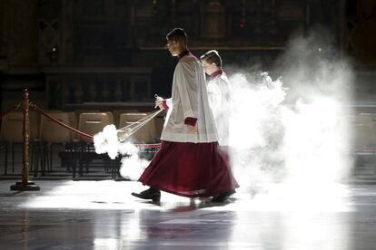 Monaguillos esparcen incienso mientras esperan la llegada del papa Francisco para una misa por los cardenales y obispos fallecidos en el último año, en la basílica de San Pedro en el Vaticano.