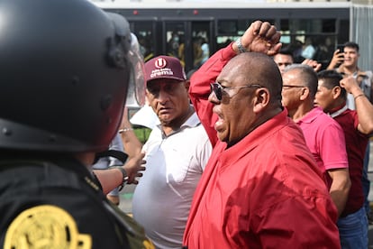 A la prefectura han acudido cientos de peruanos, algunos a celebrar y otros a condenar la detención de Castillo. En la imagen, un seguidor del mandatario destituido protesta afuera de le prefectura limeña.