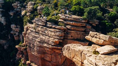 Excursionistas en el monte Garbí, en la comarca valenciana de Camp de Túria.