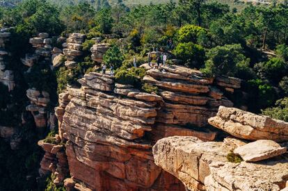 Excursionistas en el monte Garbí, en la comarca valenciana de Camp de Túria.