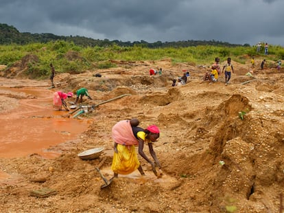 El Gobierno de Camerún prohíbe el trabajo infantil en las minas y los responsables pueden ser castigados con penas de prisión de entre 15 y 20 años y multas de hasta 20.000 dólares. En la práctica, no existen condenas.