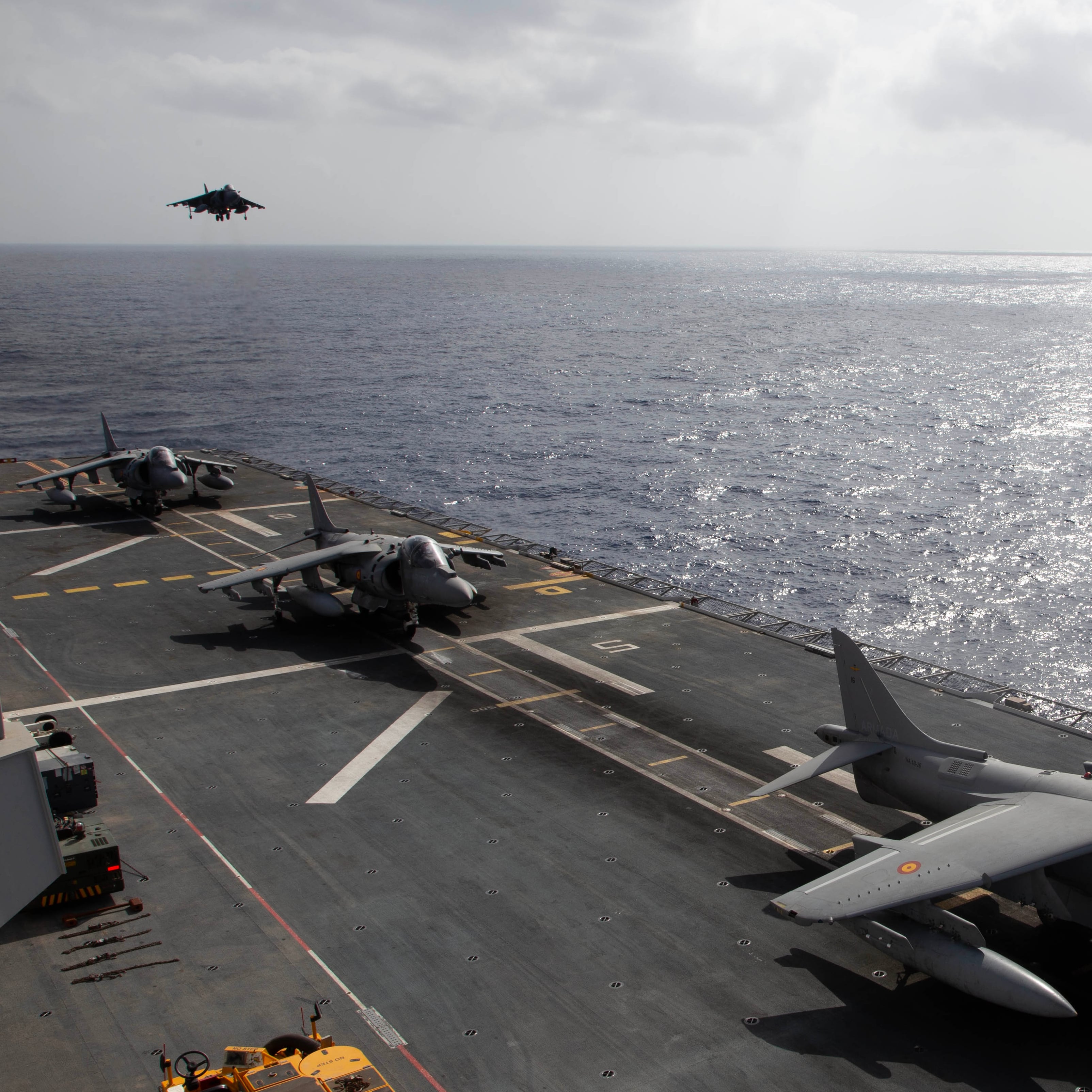 Varios cazas Harrier, en el 'Juan Carlos I', en abril de 2024.