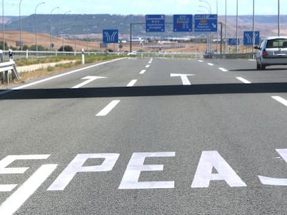 Entrada a la autopista de peaje R-2, en Madrid.
