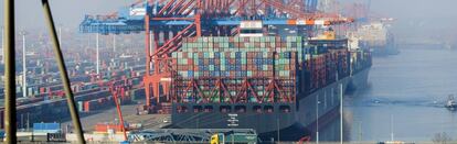 Un barco portacontenedores en el puerto de Hamburgo (Alemania).