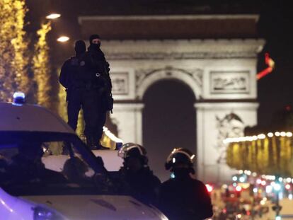 Polic&iacute;as franceses en los Campos El&iacute;seos tras el ataque, este jueves