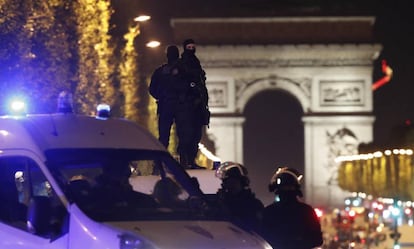 Polic&iacute;as franceses en los Campos El&iacute;seos tras el ataque, este jueves