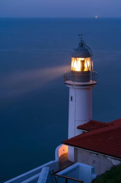 Haz de luz del faro del Pescador, en Santoña (Cantabria).