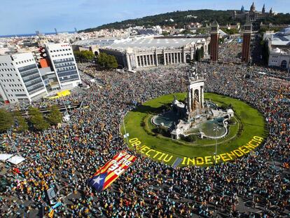 Miles de personas, este miércoles en la manifestación de la Diada en la plaça d'Espanya.