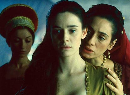 De izquierda a derecha, Manuela Arcuri, Pilar López de Ayala y Rosana Pastor, en una escena de la película &#39;Juana la Loca&#39; (2001), de Vicente Aranda.