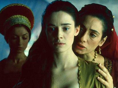 De izquierda a derecha, Manuela Arcuri, Pilar López de Ayala y Rosana Pastor, en una escena de la película 'Juana la Loca' (2001), de Vicente Aranda.