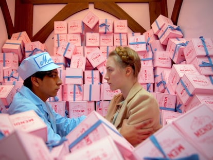 Los actores Tony Revolori y Saoirse Ronan (a la derecha) en una escena de 'El gran hotel Budapest', de Wes Anderson.