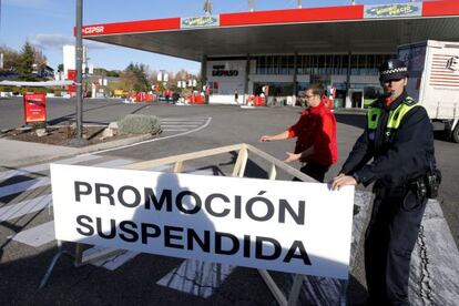 &quot;Offer suspended,&quot; reads this sign, as police close of the gas station offering free fuel.