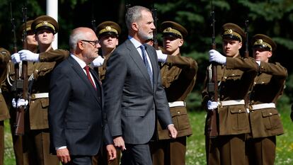 El rey Felipe VI y el presidente de la República de Estonia, Alar Karis, pasan revista a las tropas a su llegada a Tallín, este domingo al inicio de su gira por los tres países bálticos.