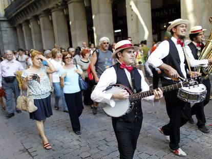 La charanga acompaña al grupo de visitantes a la salida de la Plaza Mayor a ritmo de chotis.