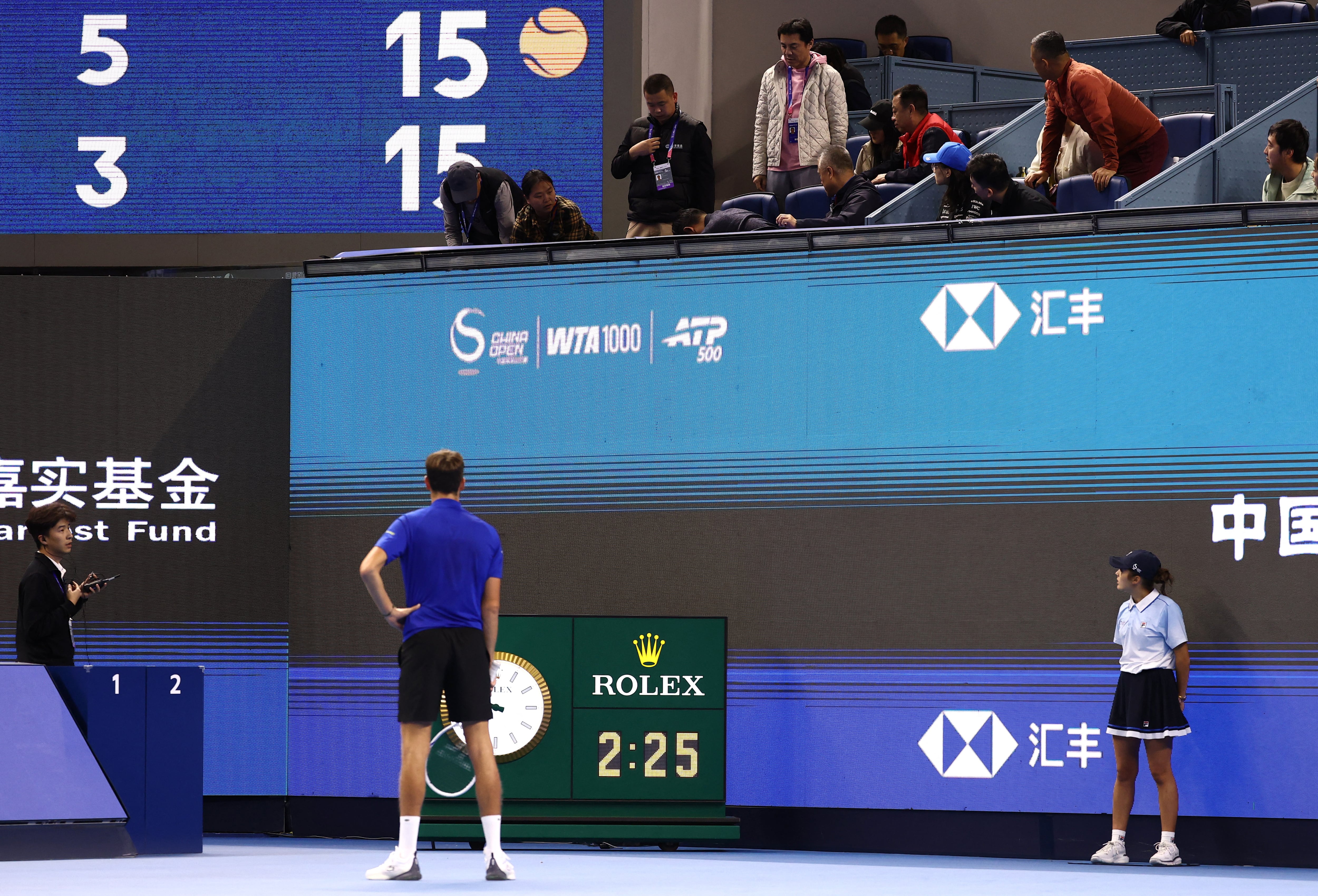 Un pelotazo a un aficionado le cuesta la descalificación a Medvedev en su pulso con Djokovic en Pekín