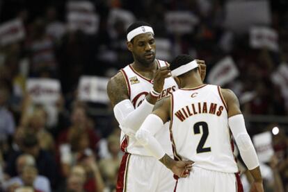 LeBron James le ajusta la cinta a su compañero de equipo Mo Williams