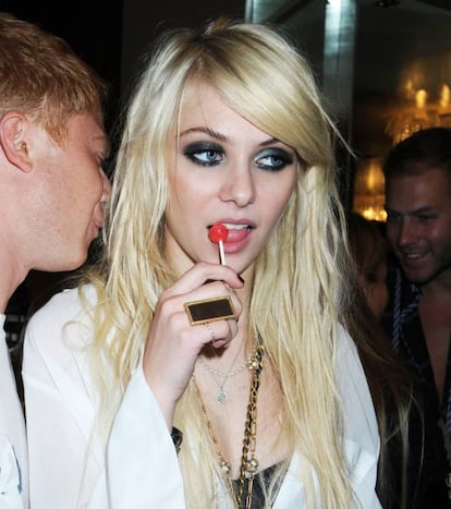 <p>Taylor Michel Momsen (San Louis, 1993) es una actriz, modelo y músico estadounidense, que saltó a la fama por interpretar a Jenny Humphrey en ‘Gossip Girl’, aunque ya había cosechado éxitos como Cindy Lou Who en la película ‘El Grinch’ (2000) y estuvo entre las tres finalistas para ser la protagonista de la serie ‘Hannah Montana’ (papel que finalmente fue para Miley Cyrus).</p> <br> <p> <p>Tras aparecer en unos pocos episodios de la cuarta temporada de la serie, anunció que dejaba la interpretación y su papel de una niña algo cursi para centrarse en su carrera musical como vocalista del grupo de rock duro The Pretty Reckless, con las que ha grabado tres discos. Aun así, regresó en el capítulo final de la serie con una breve aparición. Tras retirarse de la interpretación, el único vínculo que ha tenido con la televisión es la realización de un par de canciones para ‘Gossip Girl’ y ‘Sobrenatural’. Desde que se centró en la música, tampoco ha realizado más trabajos en la industria de la moda, como modelo llegó a ser el rostro de la fragancia femenina de John Galliano en 2010.</p> <br> <p>