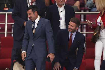 Los exjugadores Luis Figo (a la izquierda) y David Bechkam, antes de iniciarse el partido.