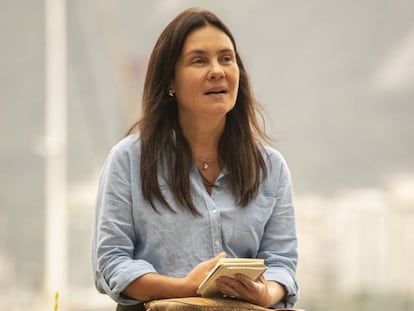 A atriz Adriana Esteves, caracterizada como Thelma, da novela 'Amor de Mãe'.