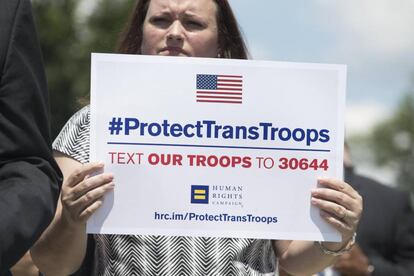 Una mujer sostiene una pancarta que dice #ProtectTransTroops (#ProtegeTropasTrans) delante del Capitolio, en Washington (Estados Unidos) el pasado 26 de julio.