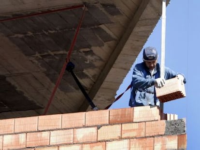 Un trabajador, en la construcci&oacute;n de una vivienda.