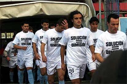 Los jugadores compostelanos, en su salida, ayer, al campo.