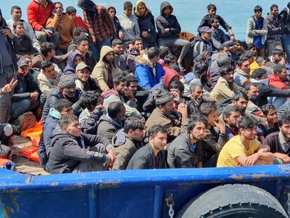 Parte de los 600 migrantes rescatados en un pesquero a unas 100 millas de la costa de Sicilia llegaban al puerto italiano de Catania, este miércoles.