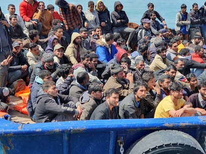 Parte de los 600 migrantes rescatados en un pesquero a unas 100 millas de la costa de Sicilia llegaban al puerto italiano de Catania, este miércoles.