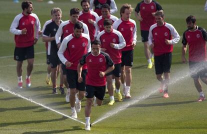 Los jugadores del Sevilla, durante el entrenamiento de ayer. 