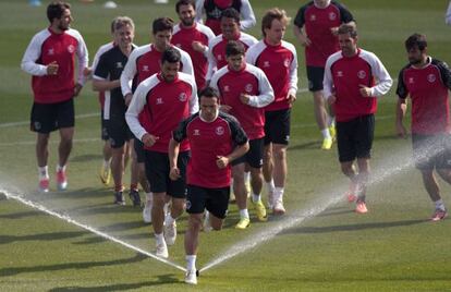 Los jugadores del Sevilla, durante el entrenamiento de ayer.