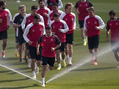 Los jugadores del Sevilla, durante el entrenamiento de ayer. 