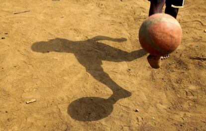Un niño juega al fútbol en Costa de Marfil.