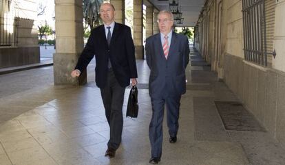 Fernández junto a su abogado, en los juzgados de Sevilla.