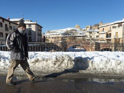 Un hombre camina por una calle de Molina de Aragón este martes.