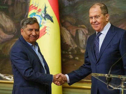 El canciller de Bolivia, Rogelio Mayta, saluda al ministro de Exteriores de Rusia, Serguéi Lavrov, este viernes en Moscú.