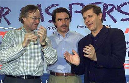 José María Aznar, entre Josep Piqué y Alberto Fernández, en una comida con militantes en Barcelona.