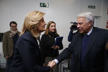 Felipe González saluda a Fátima Báñez antes de comenzar el debate de las pensiones.