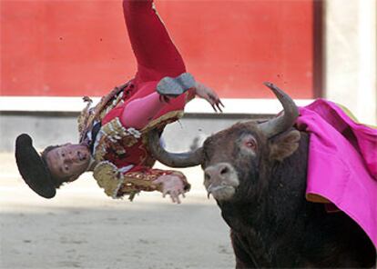 Antonio Ferrera sufrió un revolcón sin consecuencias en su primer toro.

 / BERNARDO PÉREZ