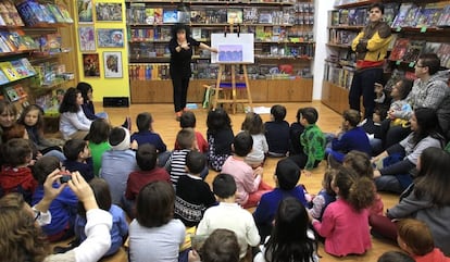 Una tarde de ‘cuentacuentos’ en una tienda de Madrid. 