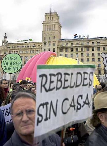 Miles de personas se concentraron también en la Plaza Cataluña de Barcelona.