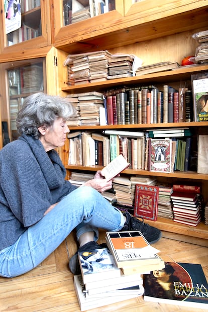 Marisa Mediavilla, con algunos ejemplares de la Biblioteca de Mujeres.