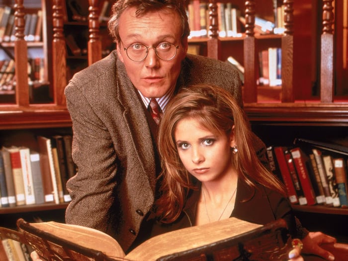 Anthony Head y Sarah Michelle Gellar, en una imagen promocional de 