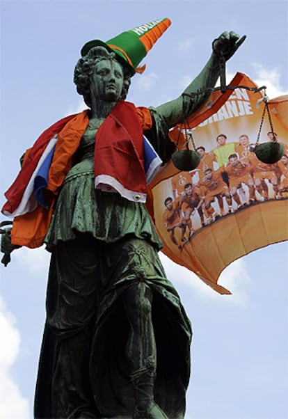 La estatua de la Justicia, en la plaza de Roemerberg de Francfort, decorada con banderas holandesas.