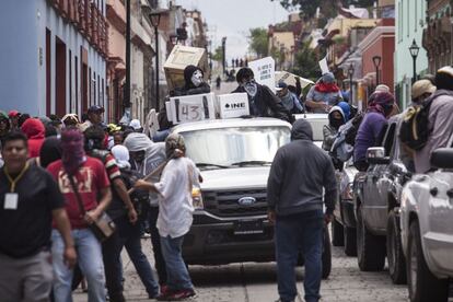 Los maestros de Oaxaca han salido a las calles este domingo, en plenas elecciones, para protestar contra la reforma educativa en México.