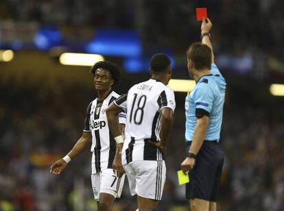 El jugador de la Juventus Juan Cuadrado recibe la tarjeta roja a falta de siete minutos para el final del partido.